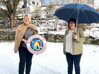 v. l.: 1. Sch�tzenmeisterin Martina Herrmann, MdB Frau Marianne Schieder